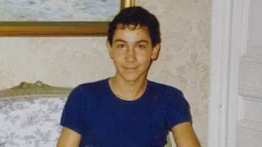 Victor Ponta se înfățișează publicului în ipostaze inedite, în mai multe fotografii din adolescență, postate pe Facebook (FOTO)