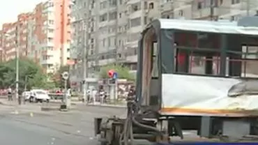 Grav accident în Iași: Un tramvai a intrat într-un tir. Două persoane au fost rănite