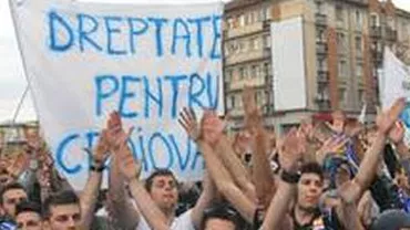 Protest la stadionul Ion Oblemenco din Craiova: Un bărbat s-a urcat pe un stâlp al nocturnei, cerând reînființarea echipei U Craiova