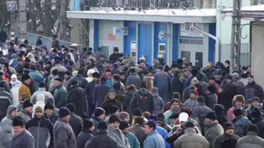 Muncitorii de la Mechel Câmpia Turzii au blocat drumul E60, protestând alături de copiii lor pentru neplata salariilor