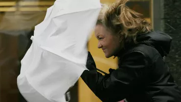 Arad: O femeie a fost rănită de o tablă desprinsă de vânt de pe un acoperiş