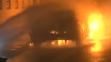 București: Trei mașini au fost incendiate într-o parcare din Prelungirea Ghencea (VIDEO)