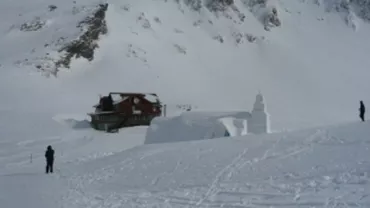 Risc de avalanșă în Masivul Bucegi. Salvamontiștii le recomandă turiștilor să nu urce pe munte