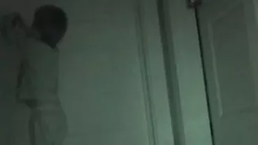 Imagini uimitoare: Un băiețel de 2 ani descuie ușa surorii sale cu o unghieră, pentru a-i lua jucăriile (VIDEO)