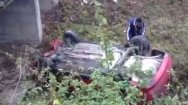 Harghita: O persoană a murit și altele două au fost grav rănite după ce mașina în care se aflau s-a răsturnat într-o râpă