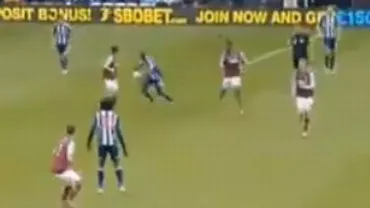 Reacție nervoasă fără precedent în Premier League: A luat mingea în brațe și și-a luat la țintă adversarii! (VIDEO)