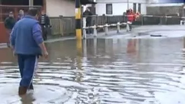 Oamenii din Târgu Jiu au pescuit în plină stradă, după ce lacul din zonă s-a revărsat din cauza inundațiilor (VIDEO)