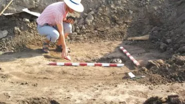 Covasna: Fragmente de craniu şi colţi ai unui animal preistoric, descoperite în apropiere de Ariușd