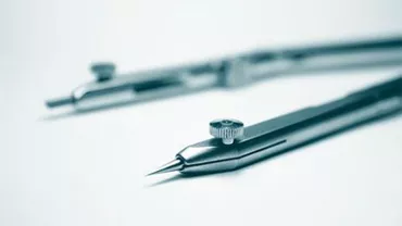 Elev din Vaslui, cercetat de poliţişti după ce a înţepat cu un compas mai mulţi colegi