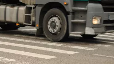 Un tir a lovit în plin două fete în Buzău: Ministrul Bănicioiu s-a aflat în preajmă și le-a oferit primul ajutor victimelor
