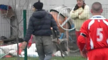 Imagini șocante: A sărit cu securea pe jucători în timpul unui meci de fotbal din România! (FOTO)