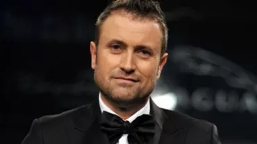 Noile uniforme ale piloţilor şi însoţitorilor de bord Tarom vor fi create de Cătălin Botezatu