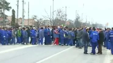 Angajații Oltchim protestează din nou: Sute de manifestanți au blocat DN 64 (VIDEO)