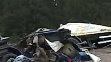 Un bărbat a scăpat cu viață ca prin minune după ce s-a răsturnat cu tirul și a fost proiectat prin parbriz