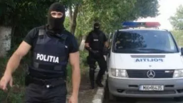 Patru persoane au fost reținute pentru 24 ore în urma perchezițiilor din municipiul Botoșani