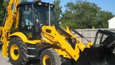 Bacău: Un șofer beat pe un buldoexcavator a avariat două mașini parcate