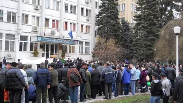 Angajaţii de la Uzinele Govora au intrat în grevă generală: 58 de salariaţi fac greva foamei