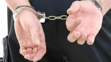 Percheziții: Polițiștii din Reșița au descoperit bâte, bastoane, cătușe și alcool de contrabandă