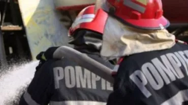 Suceava: Doi pompieri, răniţi în timp ce stingeau un incendiu la un depozit de haine second-hand