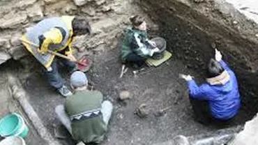 O brățară și 824 de monede din Epoca romană, furate de pe un șantier din București