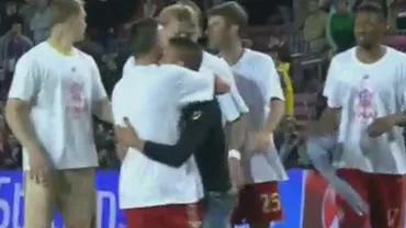 Reacția impresionantă a fotbaliștilor nemți după ce un fan al lui Bayern a intrat pe teren la meciul cu Barcelona (VIDEO)