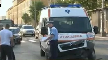 Accident în Sibiu: O ambulanță a fost lovită de o mașină în mijlocul unei intersecții