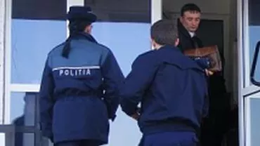 București: Doi bărbați, prinși în flagrant când încercau să spargă mașina unui senator