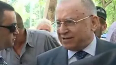 Protest al revoluționarilor în fața sediului PSD: Oamenii au discutat cu fostul președinte Ion Iliescu