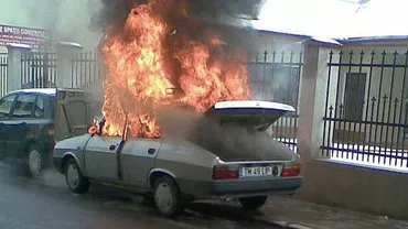 Timișoara: Doi tineri aflați în stare de ebrietate, cercetați de polițiști după ce au dat foc la 3 mașini