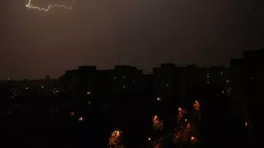 Noapte furtunoasă în București: Mai mulți copaci au fost doborâți de vântul puternic (VIDEO)