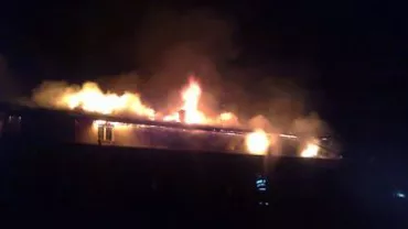 Un incendiu puternic a distrus un hotel și o cabană din Pasul Tihuța: Nu au fost înregistrate victime