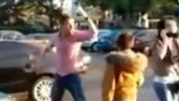 Incredibil: O șoferiță a fost agresată și înjurată de un bărbat care a lovit-o cu mașina (VIDEO)