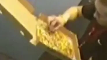 Un rus a fost filmat în timp ce mânca dintr-o pizza pe care urma să o livreze (VIDEO)