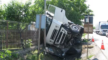 Suceava: Patru morţi după ce un TIR încărcat cu cherestea s-a răsturnat într-o curte