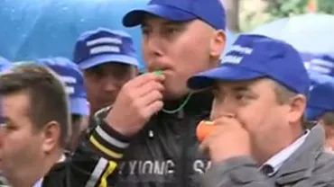 Sute de sindicalişti feroviari protestează în faţa Ministerului Transporturilor