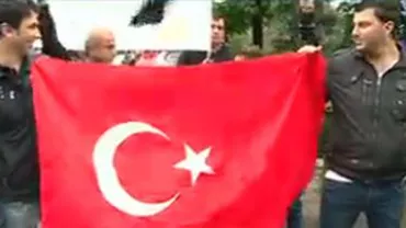 Peste 100 de turci din România protestează în Piața Unirii din București în semn de solidaritate cu cei din Piața Taksim (VIDEO)