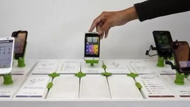 Vânzările de smartphone vor depăși, în premieră, cele de telefoane mobile clasice în acest an