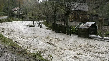O femeie a murit după ce a fost luată de o viitură în judeţul Vaslui