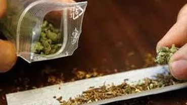 Mediaş: Doi bărbaţi, reţinuţi după ce au vândut mai multe kilograme de haşiş şi canabis