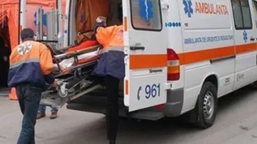 Scandal între doi vecini din București: Unul a fost tăiat la gât pentru o mână de vișine