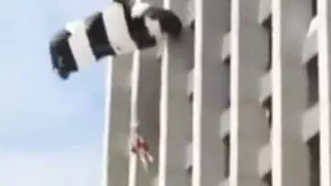 O sportivă austriacă a fost la un pas de moarte după ce parașuta nu i s-a deschis corect și s-a lovit de un hotel (VIDEO)