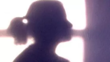 Buzău: Profesor de muzică, reținut după ce ar fi mângâiat și sărutat mai multe eleve