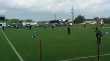 Polițiști mascați și înarmați au pus pe burtă jucătorii și arbitrii în timpul unui meci de fotbal: Îl căutau pe interlopul Sorin Udrea (VIDEO)