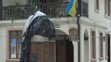 Partea dispărută din bustul lui Eminescu, identificată de poliția din Cernăuți