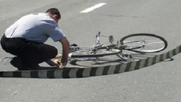 Biciclistul lovit de un controlor de trafic beat a murit la spital