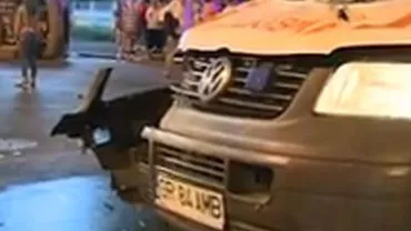 Impact violent în Capitală între o ambulanţă şi o autocamionetă: Salvarea transporta un copil de patru ani (VIDEO)