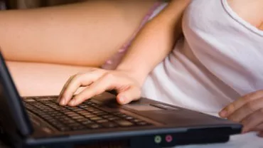 O tânără din Dâmbovița a șocat străinii după ce a făcut videochat cu mama ei în curtea casei (FOTO)