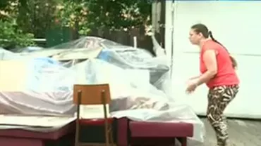 Două femei, mamă și fiică, au ajuns să doarmă în stradă, după ce au fost evacuate din locuința închiriată