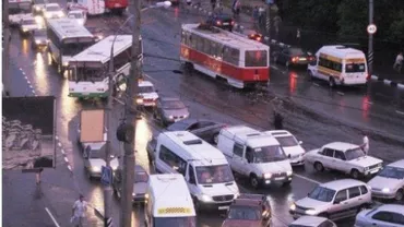 București: Un șofer de TIR a făcut infarct la volan provocând un accident în cartierul Militari