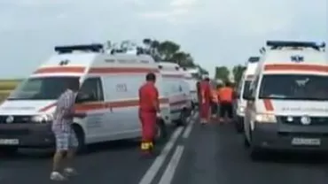 Trafic blocat pe DN6, în Mehedinți: Un microbuz cu 14 copii s-a ciocnit cu un autoturism